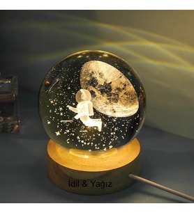 Kişiye Özel Işıklı Ahşap Kaideli Astronot Temalı Cam Küre 8 6cm