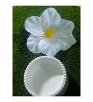 El Yapımı Taş Tozu Kase ve Beyaz Hibiskus Çiçek Toka Seti