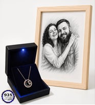 Işıklı Kutuda 925 Ayar Gümüş Kelebek Yuvası Kolye ve Kişiye Özel Karakalem Fotoğraflı Ahşap Çerçeve