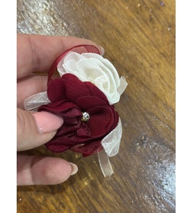 KIRMIZI BEYAZ GÜLLÜ TAŞLI BROŞ YAKA İĞNESİ GİYİM TÜRBAN AKSESUARI 7X3 CM