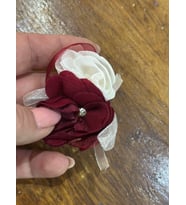 KIRMIZI BEYAZ GÜLLÜ TAŞLI BROŞ YAKA İĞNESİ GİYİM TÜRBAN AKSESUARI 7X3 CM
