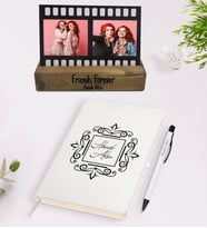 Arkadaşa Özel 2 Fotoğraflı Film Şeridi Dekoratif Ahşap Stand ve Beyaz Defter Kalem Hediye Seti