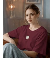 Beyaz Husky Köpek Baskılı Unisex Oversize Tişört – Minimal Mavi Gözlü Husky Tasarım (Bordo)