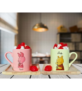 Winnie The Pooh Çift Tasarımlı Pembe & Sarı Ahşap Tabaklı Kişiye Özel Türk Kahvesi Fincanı Seti