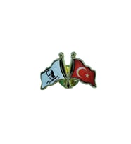 Atatürk İmzalı ve Türk Bayraklı Çift Flama Rozet – Altın Tonlu Anlamlı Yaka Aksesuarı