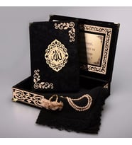 Şal + Tesbih + Kuran Hediye Seti (Orta Boy, ŞemsLafzatullah, Gold Pleksi, Raşel Kutu, Siyah)