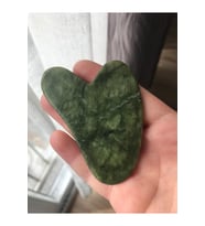 Yeşim taşı Gua sha
