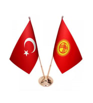 Masa Üstü Kırgızistan Bayrağı Türk Bayrağı İkili Pirinç Direk Masa Bayrak Seti