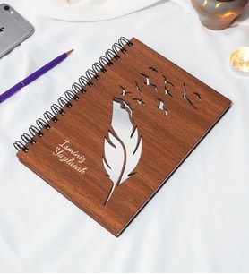 Kişiye Özel Kuş Tüy Desenli Ahşap Kapaklı Defter - Ajanda - İsme Özel - A5 60 Yaprak (120 SAYFA) Hediyelik (Gümüş)