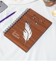 Kişiye Özel Kuş Tüy Desenli Ahşap Kapaklı Defter - Ajanda - İsme Özel - A5 60 Yaprak (120 SAYFA) Hediyelik (Gümüş)