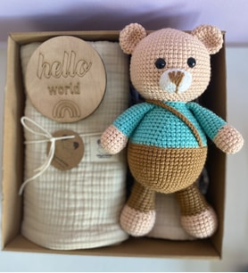 Babyandsheep Dört Katlı Müslin Battaniye-mendil ve amigurumi ayıcık bebek hediye seti