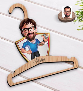 BK Gift Kişiye Özel Antrenör Karikatürlü Standart Boy Ahşap Elbise Askısı-1