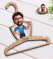 BK Gift Kişiye Özel Antrenör Karikatürlü Standart Boy Ahşap Elbise Askısı-1