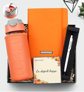 Kişiye Özel Turuncu Defter & Beyaz Touch Pen & Deri Kılıflı Pipetli 500 Ml Cam Matara Hediye Seti