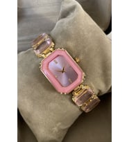 Siyah Saat Kutulu Taşlı Altın Gold Pembe Metal Kordon Kadın Kol Saati Zarif Yılbaşı İçin Hediye Sevgiliye Eşe Kadına Hanıma Doğum Günü Yıl Dönümü Sürpriz Hediye Ablaya Anneye Teyzeye Halaya Kız Kardeşe Çocuğa