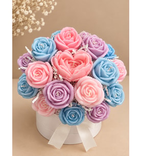 Solmaz Pastel Tonlar Çiçek Şakayık Gül Kutulu Çiçek Mum Aranjmanı Buketi Ofis İş Sevgili Özel Nişan Anneler Günü Hediyelik Doğum Günü Kokulu Mum Sıradışı Farklı Hediyelik