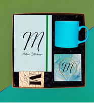 Kişiye Özel Defter, Mavi Renkli Kupa, Bardak Altı, Magnet Hediye Set (Kırmızı)