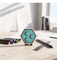 İnce Detaylı Üç Hilal Desenli Masaüstü Aksesuarı Çalışma Alanlarınıza Estetik Katan Modern Özel Tasarım Ürün 10x10 cm