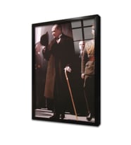 Atatürk Şapkasıyla Selam verirken Çerçeveli Cam Tablo