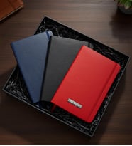 Özel Kutusunda 3 Renk Kişiye Özel Defter Hediye Seti (Siyah Defter & Mavi Defter & Kırmızı Defter)