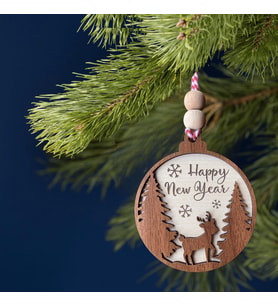 Sevimli Geyik İşlemeli İskandinav Tarzı İki Çam Ağacı Happy New Year Yazılı Dekoratif Yılbaşı Süsü