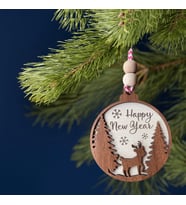 Sevimli Geyik İşlemeli İskandinav Tarzı İki Çam Ağacı Happy New Year Yazılı Dekoratif Yılbaşı Süsü