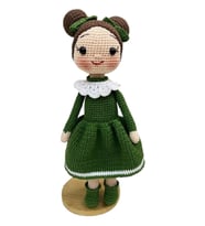 Kahverengi Saçlı Koyu Yeşil Elbiseli Sude Bebek Amigurumi Organik Oyuncak