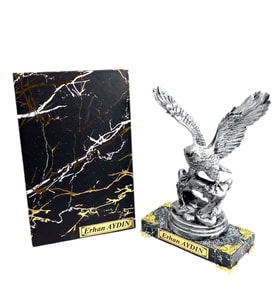 Premium İsimli Ofis Seti - Mermer Tasarımlı Defter ve Kaideli Büyük Boy Kartal Heykeli (Model 2)