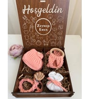 Hoşgeldin Bebek Kişiye Özel İsimli Yenidoğan Hediyelik Organik Emzik Askısı Diş Kaşıyıcı Patik Lavantalı Kız Bebek Ahşap Kutulu Pembe Hediye Seti