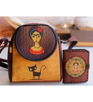 Frida Figürlü Küçük Postacı Çanta Bordo ve Küçük Cüzdan Bordo Kombin