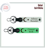 Kişiye Özel Tasarımıyla Öne Çıkan Ay Yıldız Temalı 2’li İsim Yazılı Anahtarlık Seti, Beyaz-Yeşil