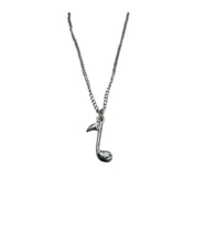 Nota Figürlü Metal Kolye – 60 Cm Zincir – Unisex Müzik Temalı Takı (Gümüş)