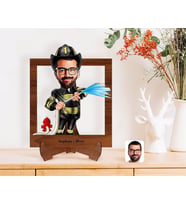 BK Gift Kişiye Özel İtfaiyeci Karikatürlü Ahşap Standlı 3D Biblo-1 (Beyaz)