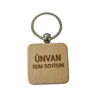 Kişiye Özel Kare Ahşap Anahtarlık – Ünvan, İsim Soyisim Yazılı Lazer Gravür Anahtarlık – Kurumsal & Özel Tasarım