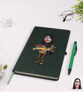 BK Gift Kişiye Özel Tesettürlü Kadın Öğretmen Karikatürlü Yeşil Termo Deri Defter Kalem Seti Model 2