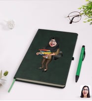 BK Gift Kişiye Özel Tesettürlü Kadın Öğretmen Karikatürlü Yeşil Termo Deri Defter Kalem Seti Model 2