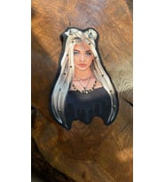 ZZİRKON TAŞLI BONCUKLU KIZ GÖRSELLİ ARMA DİKİŞ APLİKE 25X16 CM