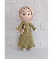 Yağ Yeşili Elbiseli Ravza Bebek Amigurumi Organik Oyuncak