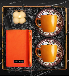 Desenli İkili Turuncu Fincan & Turuncu Defter & Turuncu Touch Pen Kalem & Kutulu Mum Hediye Seti
