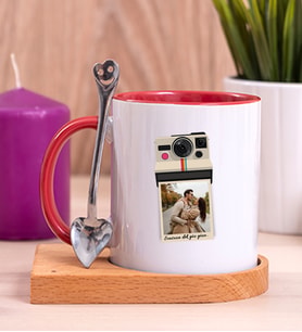Kişye Özel Polaroid Tasarım Fotoğraflı Ahşap Altlıklı Kırmızı Kupa Bardak