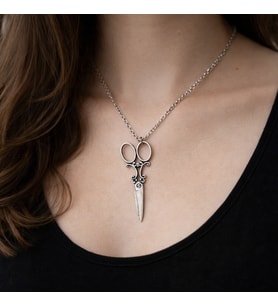Terzi Makası Figürlü Unisex Kolye – Modacı ve Kuaför Temalı Metal Aksesuar