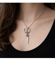 Terzi Makası Figürlü Unisex Kolye – Modacı ve Kuaför Temalı Metal Aksesuar