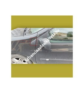 Sol çamurluktaki aynanın önündeki Renault Clio 3 plastiği