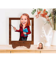 BK Gift Kişiye Özel Kadın Öğretmen Karikatürlü Ahşap Standlı 3D Biblo-3 (Beyaz)