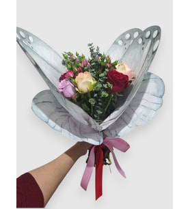 BİTKİ TASARIMI Kelebek Bukette Kırmızı, Lila ve Beyaz Güller