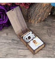 Mini Ahşap Kutuda Mini Kur'an-ı Kerim & Beyaz Kristal Tesbih (13x7cm)