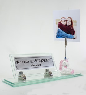 Kişiye Özel Resimli Cam Masaüstü İsimlik - Resimli Cam Masa İsimliği - Unicorn Biblolu