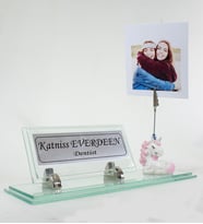 Kişiye Özel Resimli Cam Masaüstü İsimlik - Resimli Cam Masa İsimliği - Unicorn Biblolu