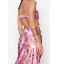 Moda Stil Regular Degaje Yaka Midi Boy Çiçek Desenli Dokuma Saten Şık Abiye Elbise (Çok Renkli)