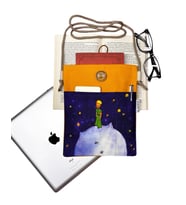 Askılı - Kitap / Tablet / Ebook Çantası – Çıkarılabilir Askı  ( Küçük Prens ve Gezegen ) (Sarı)